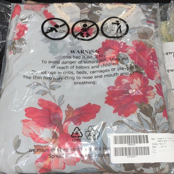 Hope & Ivy Maternity Ruffle Sleeve Pencil Dress - Picture 4 of 4